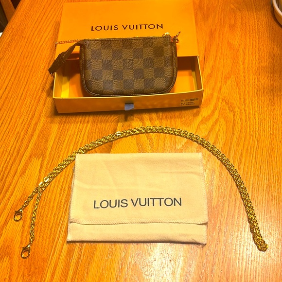 Louis Vuitton Mini Pouchette in Damier Ebene canvas. Gold color hardware. - Picture 4 of 12